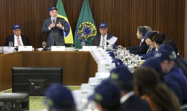 Lula critica Trump, Israel e Bolsonaro em reunião com ministros no Planalto