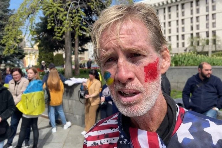 Acusado de tentar matar Trump rejeita advogado e assume defesa em julgamento
