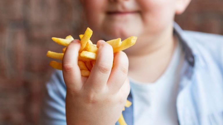 Número de crianças e adolescentes obesos ultrapassa o de desnutridos, aponta Unicef