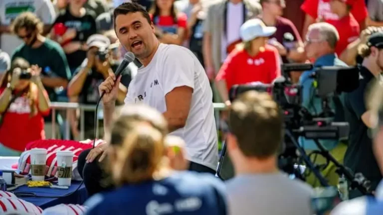 Ativista conservador Charlie Kirk é morto a tiros durante evento em universidade de Utah