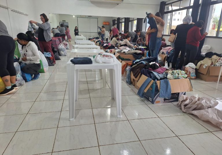 Doação de roupas beneficia 128 famílias em Roca Sales