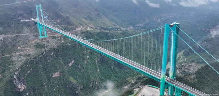 China inaugura e abre ao tráfego a ponte mais alta do mundo