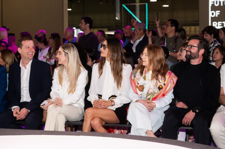 Alessandra Ambrosio e Vizzano marcam presença histórica na MICAM 100 em Milão