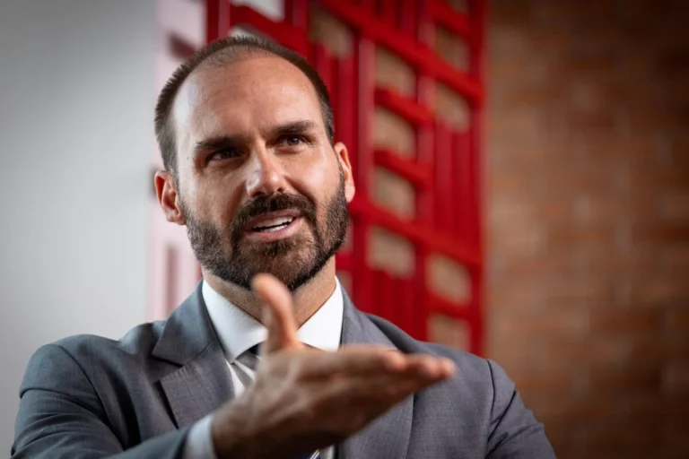 Moraes afirma que Eduardo Bolsonaro foge da lei e manda notificá‑lo por edital