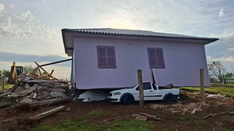 Vento forte destrói casas e derruba rede elétrica em cidade de Santa Catarina