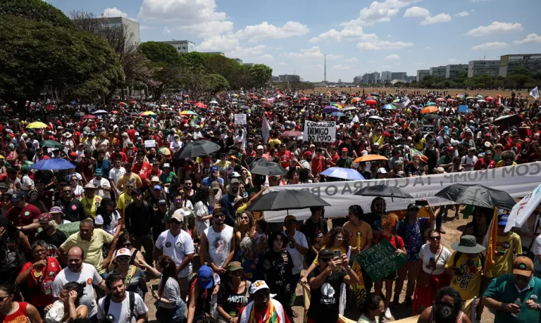 Milhares marcham em Brasília contra PEC da Blindagem e anistia