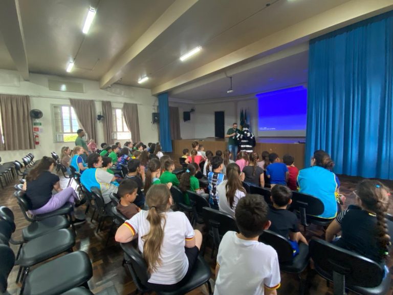 Agentes de saúde de Encantado realizam palestras sobre dengue nas escolas