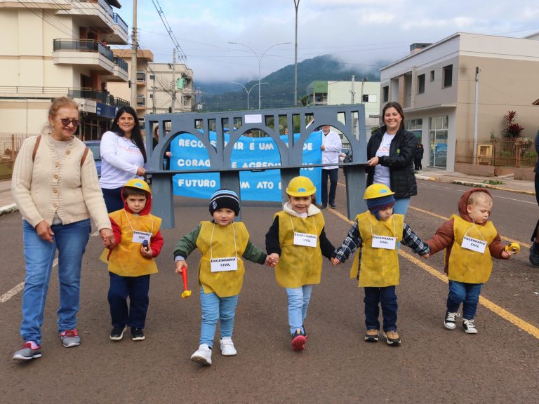 Desfile cívico reúne mais de 600 pessoas e celebra a superação em Muçum