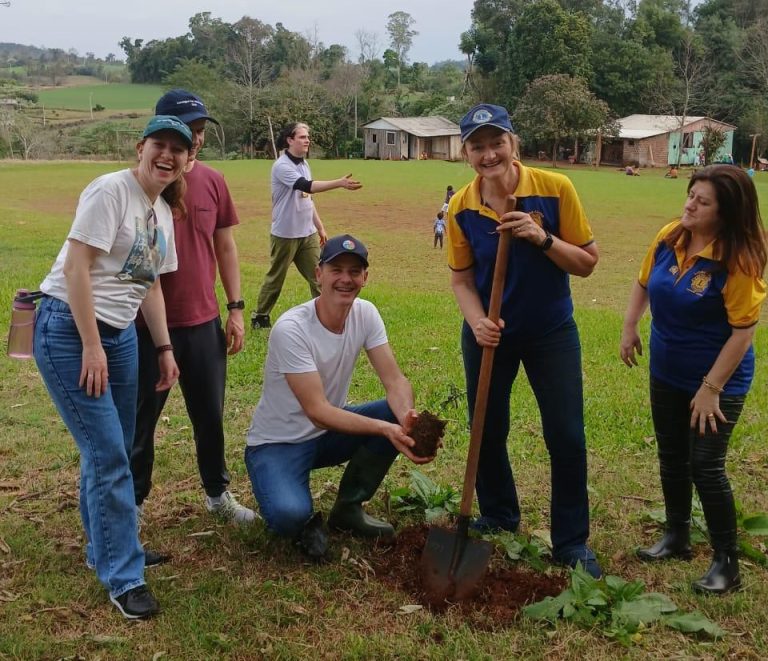 Lions Clubes de Lajeado promovem plantio de árvores para recuperar mata ciliar do Rio Taquari