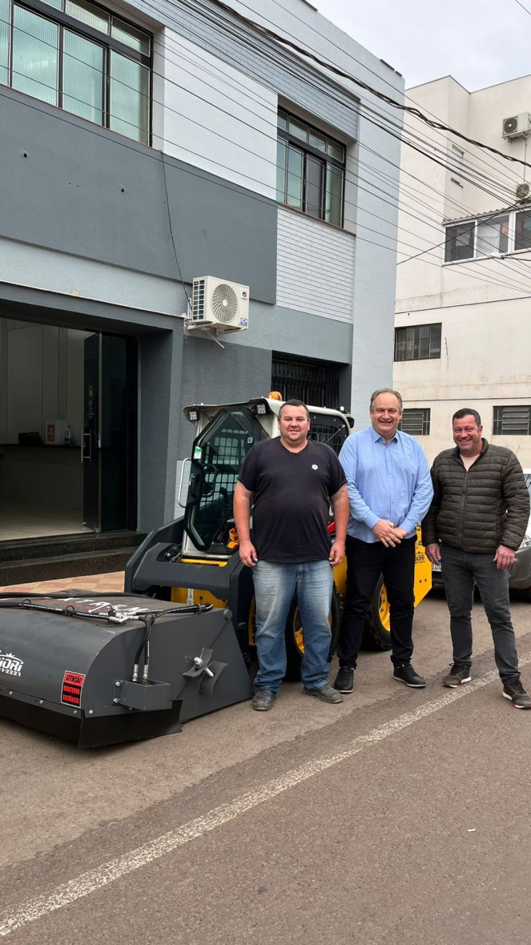 Roca Sales adquire mini carregadeira para reforçar manutenção da cidade