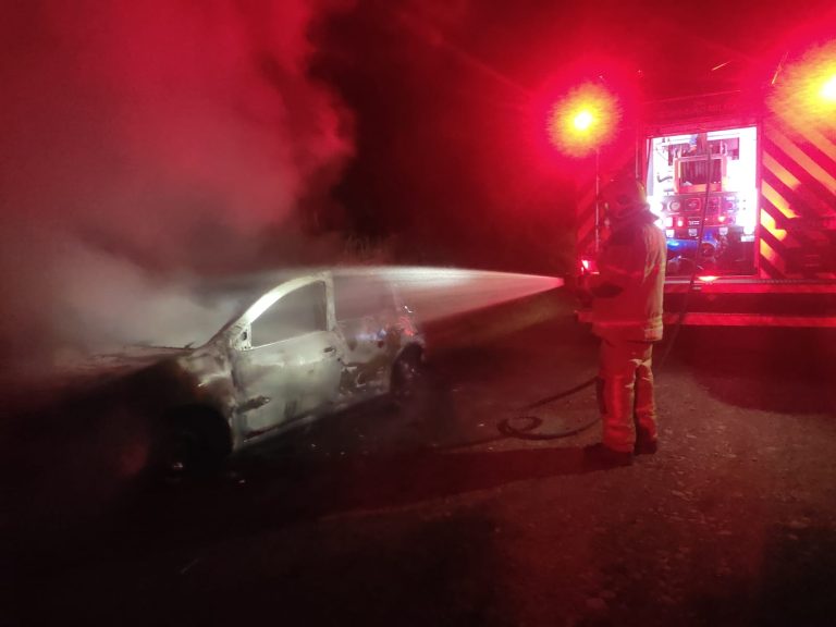 Dois corpos carbonizados são encontrados dentro de veículo incendiado em Vespasiano Corrêa