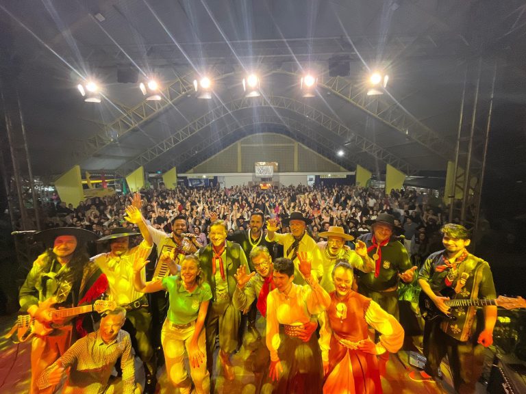 Mais de 3 mil pessoas acompanham show de Os Serranos no Encontro Farroupilha de Encantado