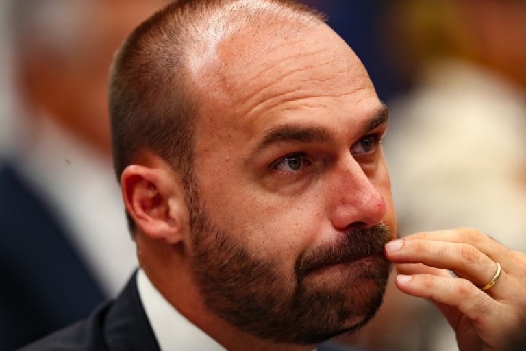 PGR denuncia Eduardo Bolsonaro por coação em processo judicial