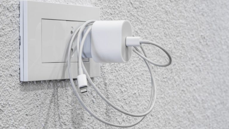 Deixar o carregador na tomada sem uso consome energia e pode afetar a conta de luz