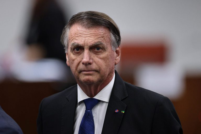 Bolsonaro tem crise de pressão e é levado a hospital em Brasília
