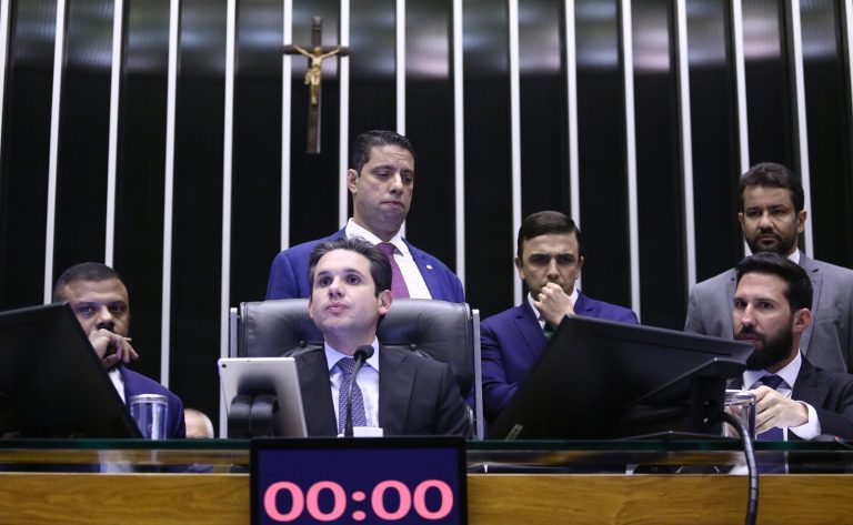 PEC aprovada na Câmara enfrenta resistência no Senado