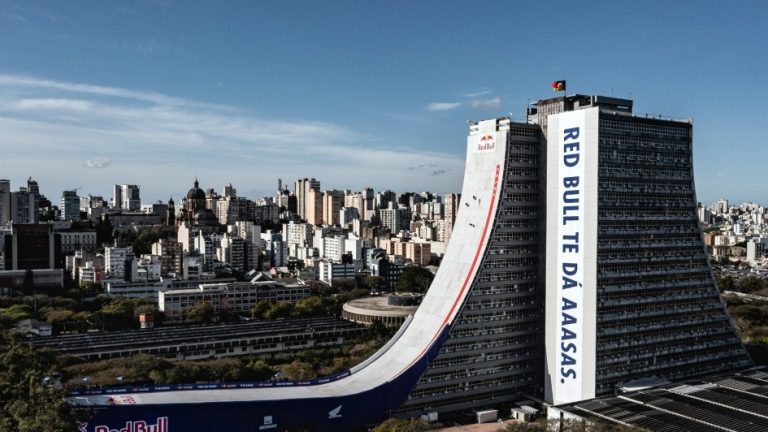 Sandro Dias vai descer prédio de 80 metros com skate em Porto Alegre nesta quinta-feira