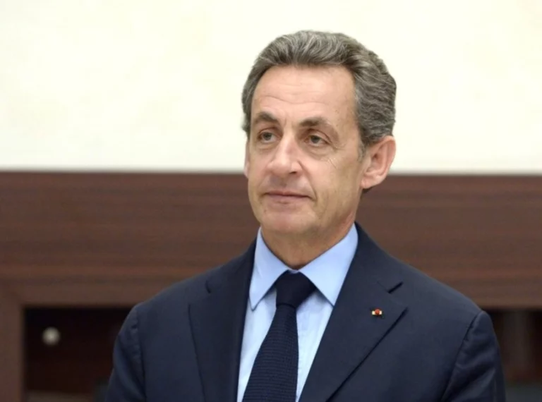 Ex-presidente da França Nicolas Sarkozy é condenado a cinco anos de prisão