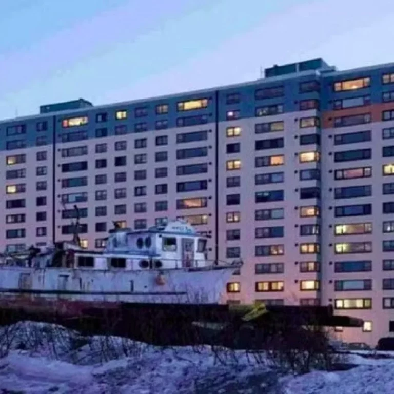 Com 272 habitantes, cidade americana funciona inteira dentro de um único edifício