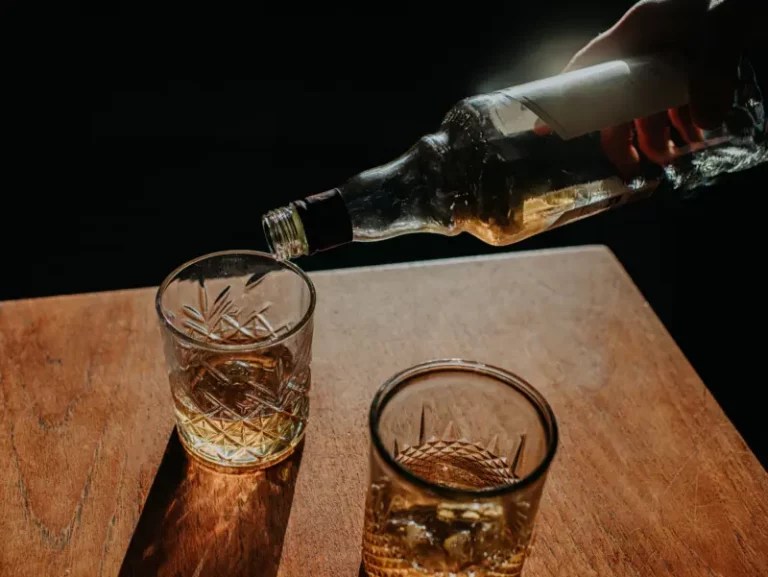 Bebidas com metanol causam mortes e expõem mercado ilegal de R$ 56,9 bilhões