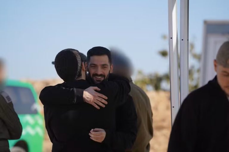 Hamas libera 20 reféns israelenses vivos após mais de 700 dias de cativeiro