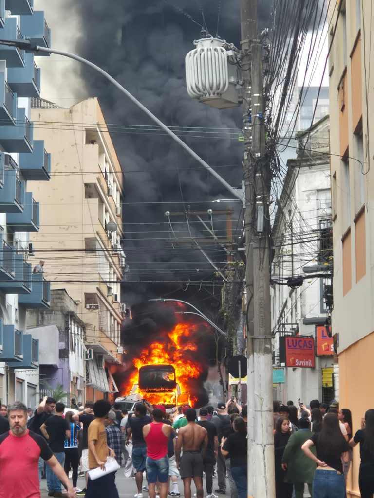 Ônibus pega fogo no Centro Histórico de Porto Alegre e prédio é atingido
