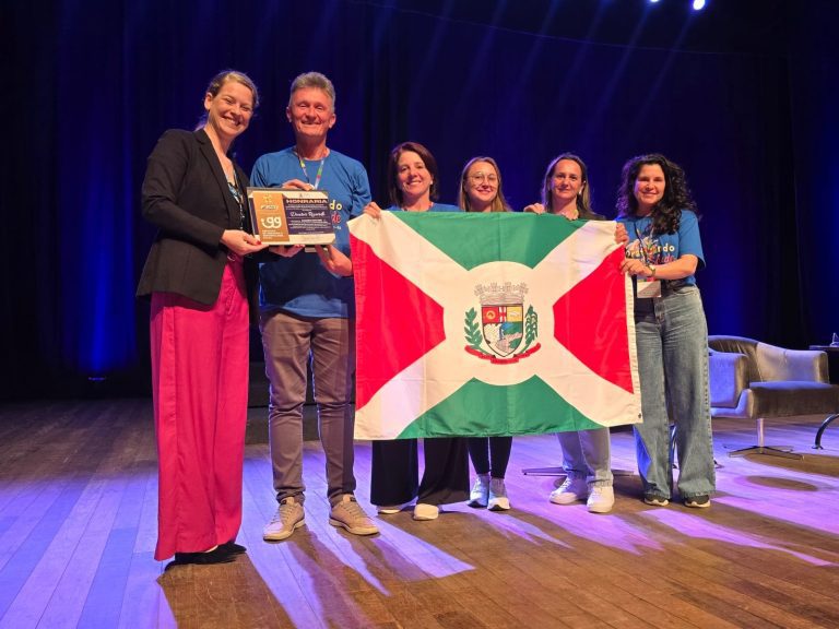 Doutor Ricardo recebe honraria por trabalho desenvolvido com idosos