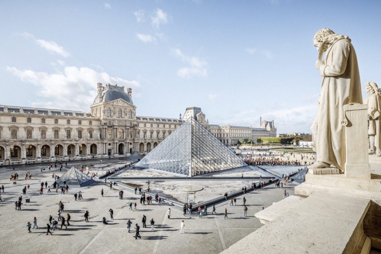 Roubo no Louvre força fechamento do museu em Paris