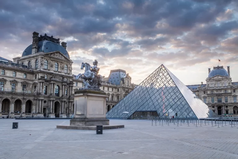 Louvre amanhece fechado após furto de joias da realeza em Paris