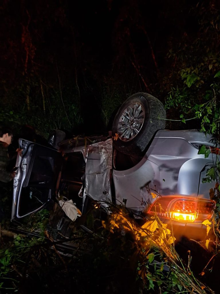 SUV capota com sete ocupantes na Estrada da Lagoa, em Encantado
