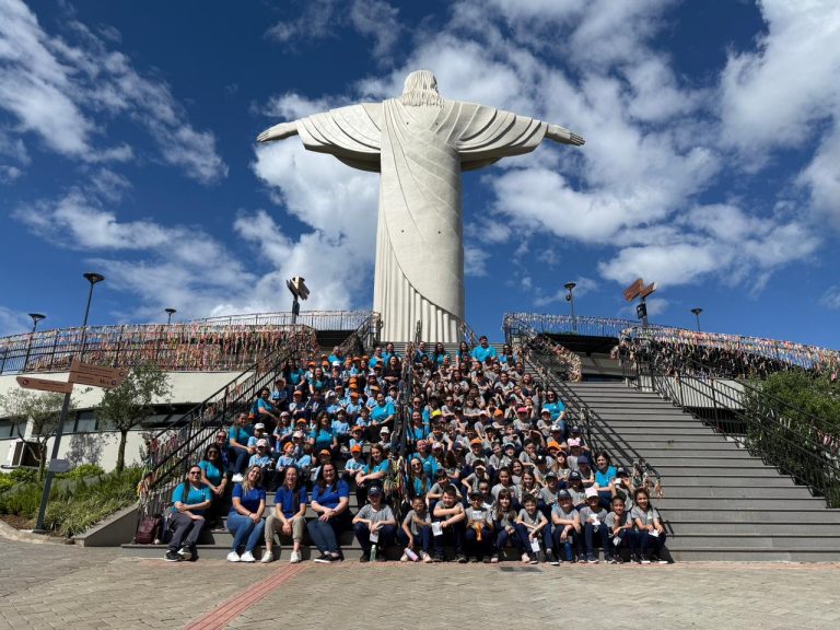 Grupo de 140 crianças das escolas municipais de Relvado realiza passeio ao Cristo Protetor