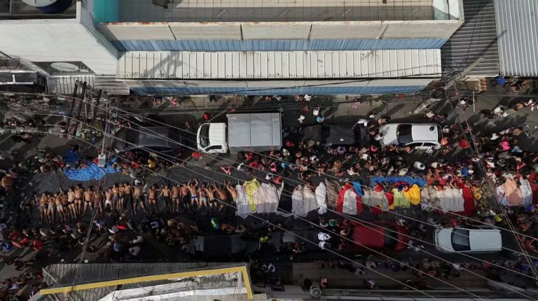 Moradores levam 64 corpos a praça no Rio; total de mortos após operação chega a 128