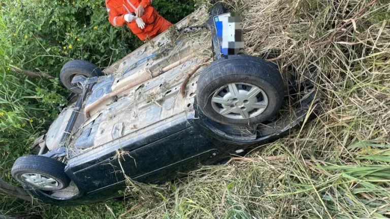 Criança é resgatada após passar dois dias presa em carro com pais mortos em PE