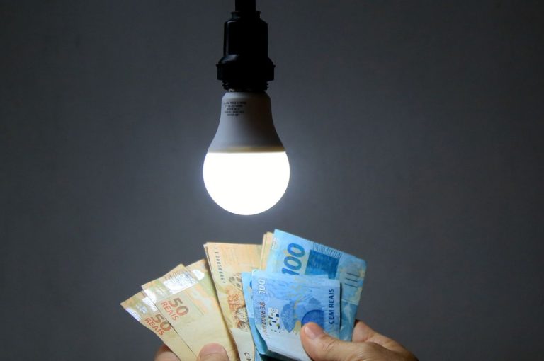 Conta de luz acumula alta de 16% em 2025 e deve subir mais 8% no próximo ano