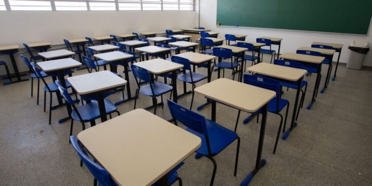 Alunos da rede estadual poderão passar de ano mesmo reprovando em 4 matérias
