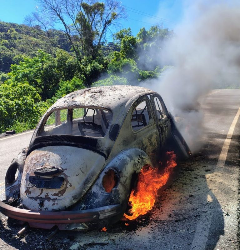 Fusca pega fogo e explode durante trajeto para oficina em Imigrante