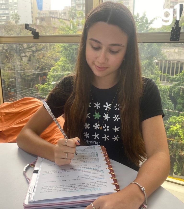 Gaúcha de 17 anos chega à final de concurso internacional com redação em inglês