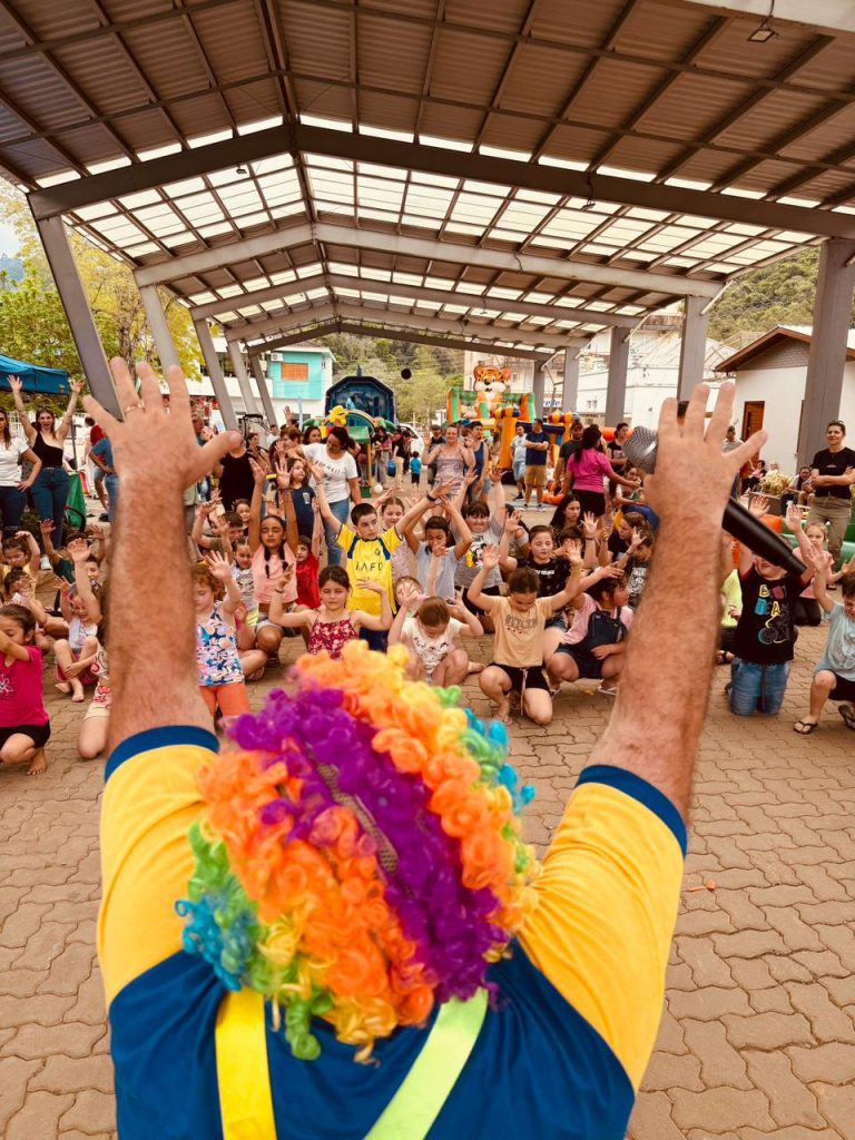 Rua Coberta de Relvado vira palco para festa do Dia das Crianças