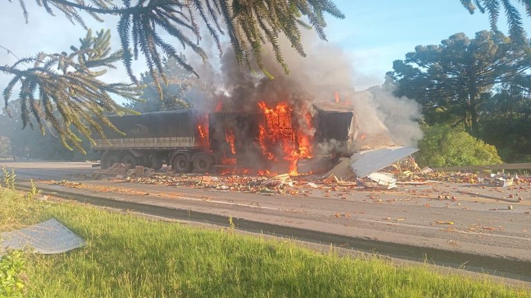 Colisão entre carretas causa duas mortes e bloqueia rodovia em Fontoura Xavier