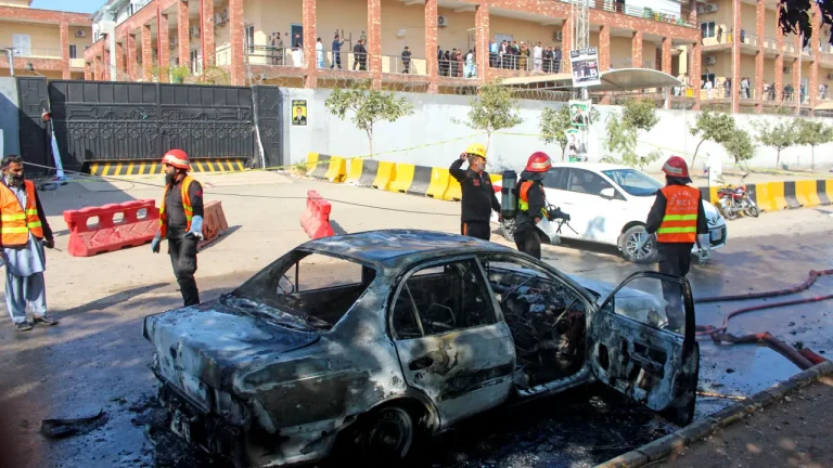 Atentado com homem‑bomba deixa ao menos 12 mortos no Paquistão