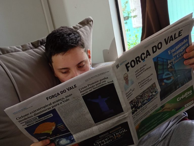 Jornal impresso é refúgio de jovem com autismo