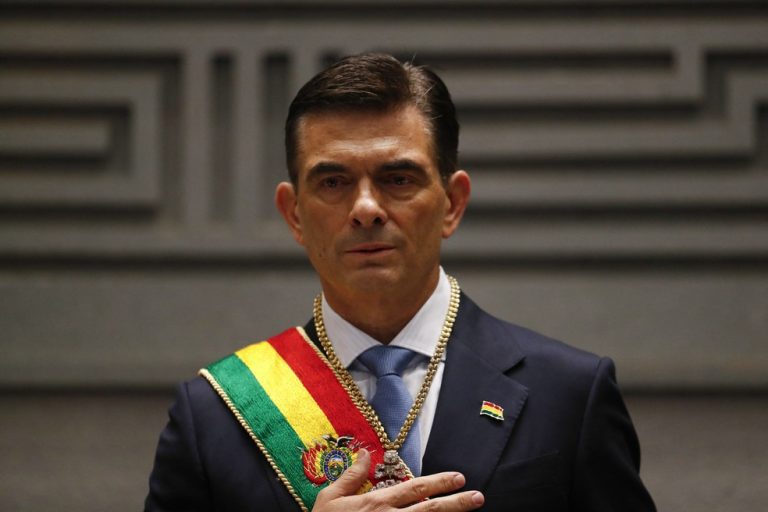 Rodrigo Paz assume a presidência e encerra 20 anos de governos socialistas