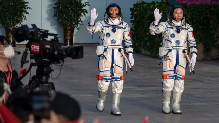 Missão chinesa tem retorno adiado após possível impacto de detrito espacial
