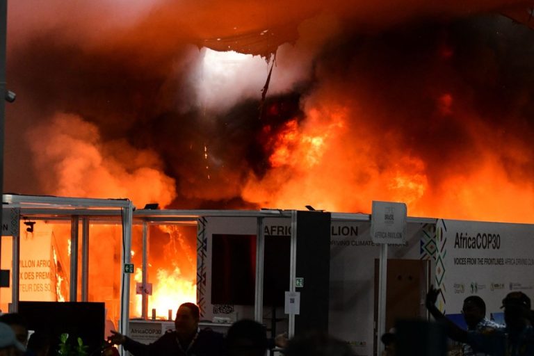 Incêndio interrompe negociações na COP30 em Belém