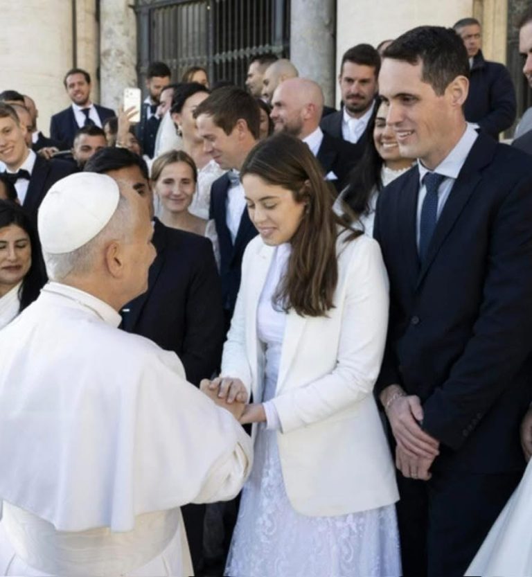 Após casamento em Encantado, casal recebe bênção do Papa no Vaticano