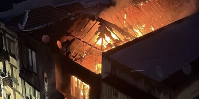 Incêndio atinge prédio residencial no Centro Histórico de Porto Alegre