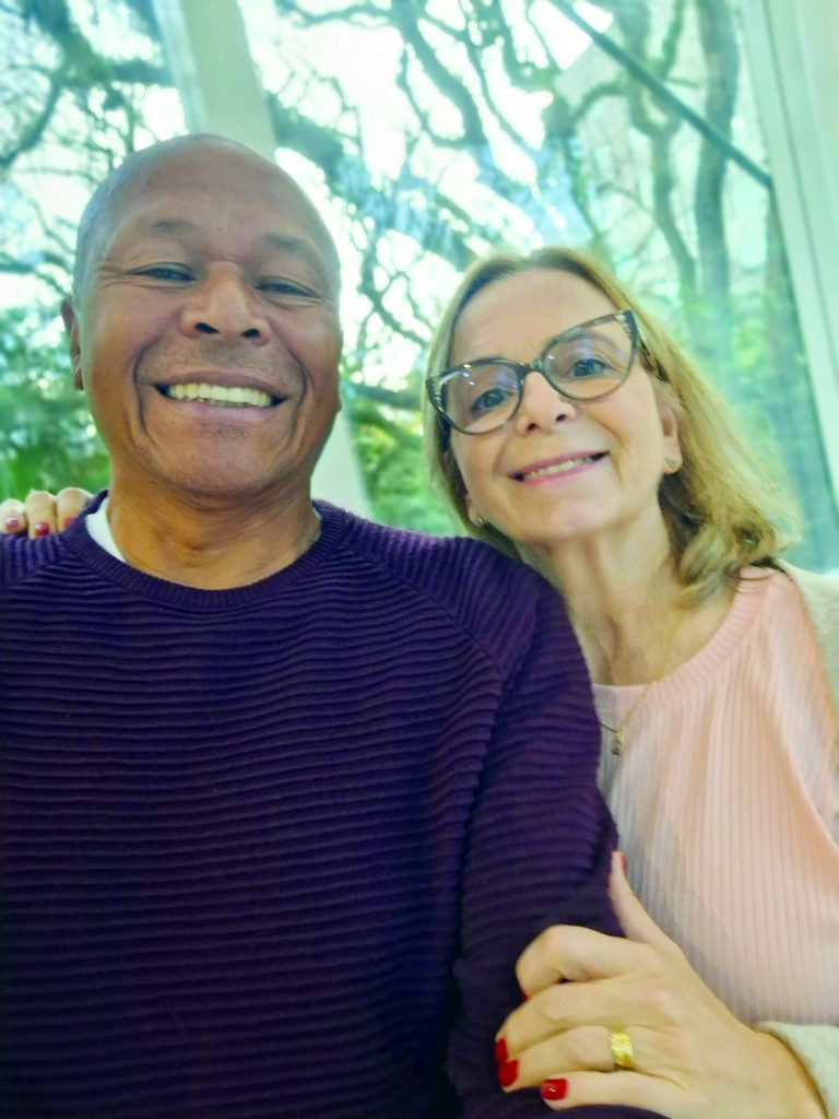 “O racismo inventa muros. O amor constrói portas”