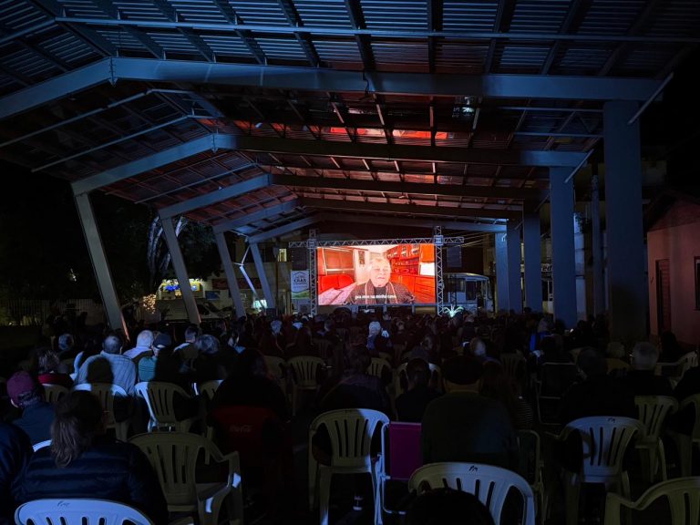 Documentário emociona público em exibição ao ar livre e resgata histórias de vida em Relvado