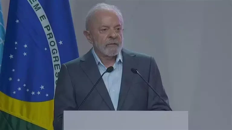 Lula critica negacionismo climático e gastos com guerras na abertura da COP30