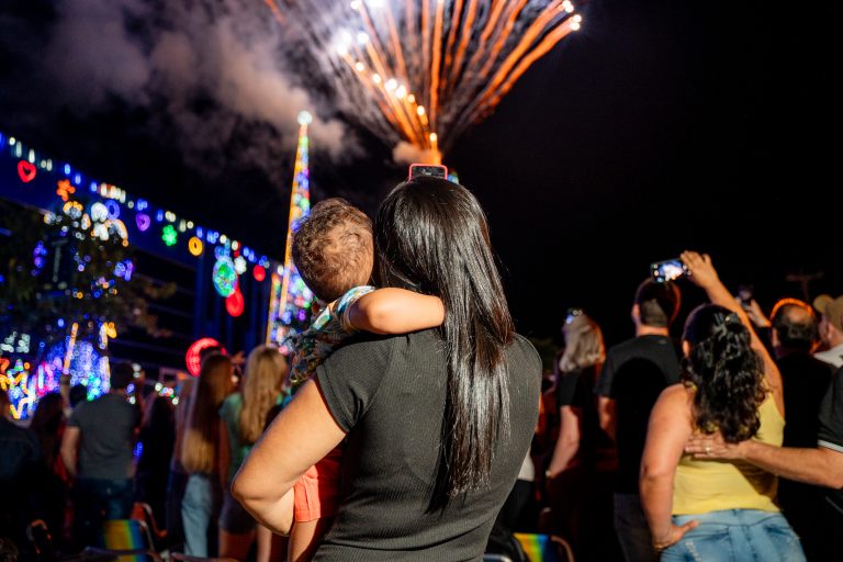 Luzes, espetáculo e fogos marcam abertura do Natal Iluminado da Girando Sol